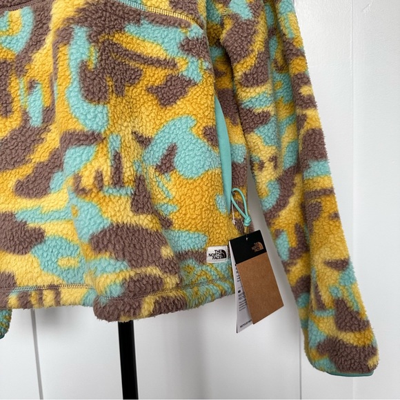 The North Face Fleece 1/4 Snap Pullover - Picture 4 of 13